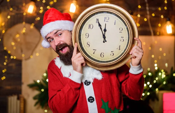 Fast Mitternacht. Wünsch dir was. Zeit für ein Winterfest. Machen Sie sich bereit. Nur noch wenige Minuten. Countdown zum neuen Jahr. Santa claus halten Oldtimer-Uhr. Zeit zum Feiern. Frohe Weihnachten. Bärtiger Mann informiert die Zeit — Stockfoto