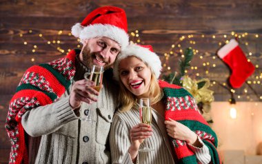 Ev partisi. Neşeli bir atmosfer. Noel dileği tut. Birbirine aşık çiftler Noel kutlamalarının tadını çıkarıyorlar. Yetişkinlere içki. Mutlu yıllar. Mutlu noeller. Birlikte Noel 'i kutluyoruz.