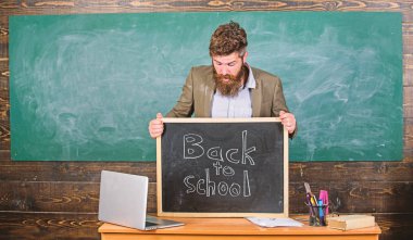 Öğrenciler profesyonel iş öğretim. Öğretmen ya da okul müdürü Okul için yazıt ağırlamaktadır. Öğretmen deneyimli öğretmen çalışma başlar ve eğitim almak için yeni Kaydolanların ağırlıyor