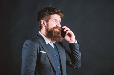 Mobil görüşmeler. İşadamı iyi bakımlı olgun adam akıllı telefon tutun. Adam arkadaş arama siyah arka plan standı. Mobil arama konsepti. Resmi takım elbise birini çağırır. Mobil arama konuşması