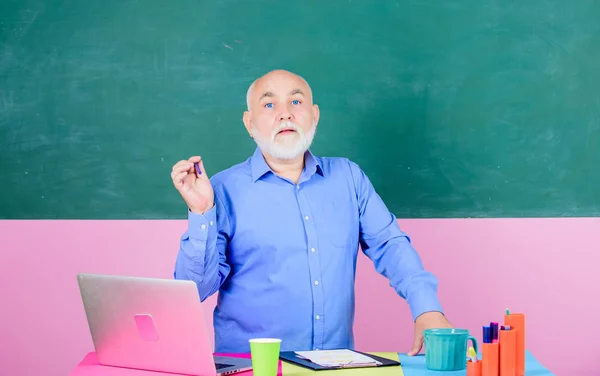 Back to school. Education concept. tutor in classroom. Making notes. school lesson break. Mature teacher man with coffee cup. senior man teacher with notebook and computer. publishing house — 스톡 사진
