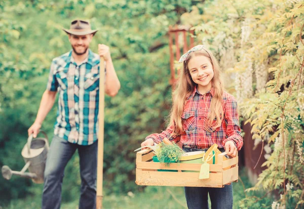 Planter des fleurs. Transplantation de légumes du centre de pépinière. Plantez des légumes. Saison de plantation. Famille papa et fille petite fille plantant des plantes. Journée à la ferme. Populaire dans les soins de jardin — Photo