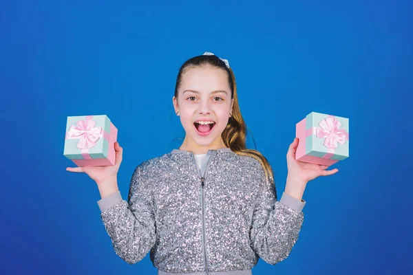 Viernes Negro. Día de compras. Lindo niño llevar cajas de regalo. Caja de regalo sorpresa. Lista de deseos de cumpleaños. Un mundo de felicidad. Elige un bono. Lo especial sucede todos los días. Chica con cajas de regalo fondo azul —  Fotos de Stock