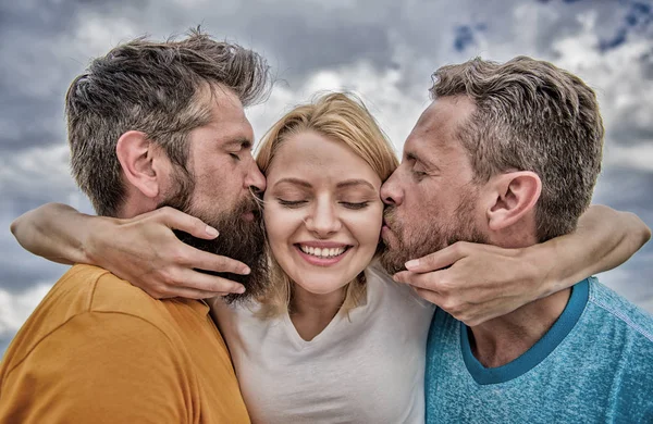 Os homens apaixonam-se pela mesma mulher. Ela gosta de atenção masculina. Abraços de menina com dois caras. Triângulo amoroso. Guia final evitando a zona de amigos. Os homens beijam as mesmas bochechas. Senhora desfrutar de relações ambos os admiradores — Fotografia de Stock