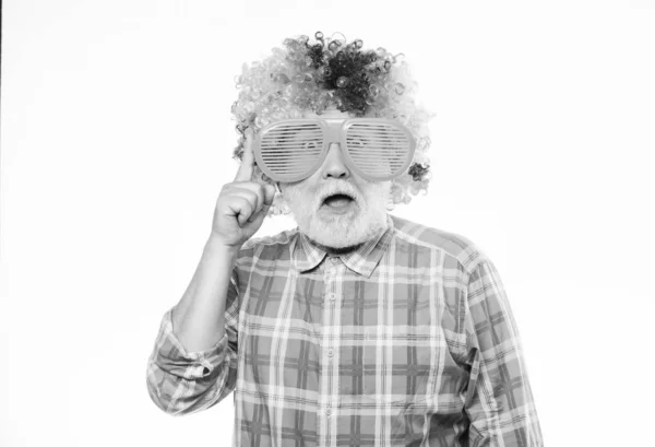 Güzel bir şakaydı. Yaşlı palyaço. Adam kıdemli sakallı neşeli kişi renkli peruk ve güneş gözlüğü giymek. Büyükbabam her zaman eğlencelidir. Eğleniyor. Komik bir yaşam tarzı. Eğlence ve eğlence. Komik büyükbaba kavramı — Stok fotoğraf