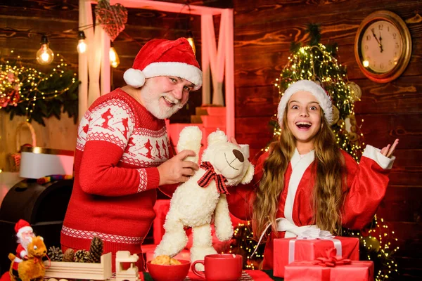 Uau. xmas felicidade e alegria. presente para criança. pai e filha amam o Natal. Feliz Ano Novo. fim de semana de férias familiar. Menina pequena com o Papai Noel. avô e neto em casa — Fotografia de Stock