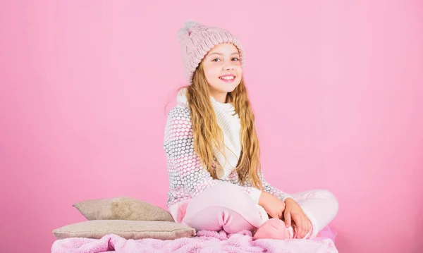 꼬마 소녀 핑크 니트 부드러운 모자 배경 착용. 부드러운 니트 세탁 후 보관. 부드러운 니트 액세서리입니다. 니트 의류에 대 한 배려를 위한 팁입니다. 아이 긴 머리 따뜻한 부드러운 모직 모자 즐길 부드러움 — 스톡 사진