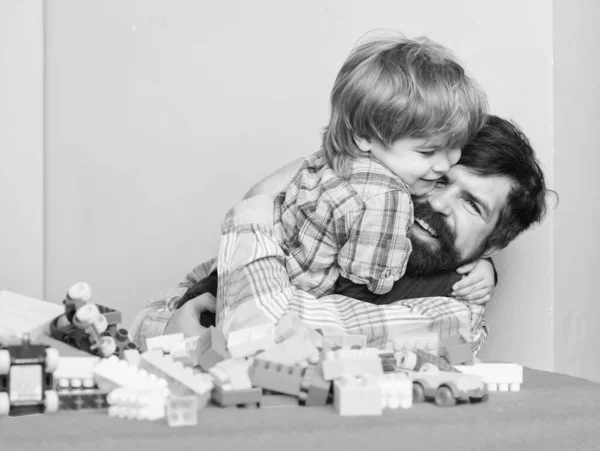 El mejor día de mi vida. desarrollo infantil. feliz ocio familiar en el patio de recreo. padre e hijo juegan. edificio casa con constructor. Un niño pequeño con papá jugando juntos. espacio de copia. tiempo de parque infantil —  Fotos de Stock