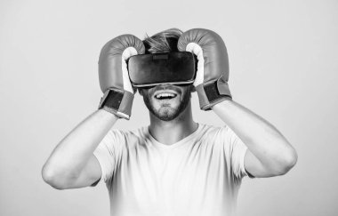Siber spor konsepti. Siber antrenör online eğitim. Siber sporcu boks eldivenleri. Artırılmış 3d dünya. Man boxer sanal gerçeklik kulaklık simülasyonu. Adam Vr gözlük oyunu oynamak. Siber uzayı keşfedin