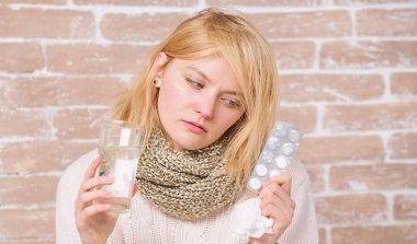 Ne zaman soğuk daha ciddi olur. Hap ve su bardağı tutan sağlıksız kadın. Anti soğuk hap alarak şirin kız hasta. Hasta kız belirti gribi neden tedavi. İlaç ve artan sıvı alımı