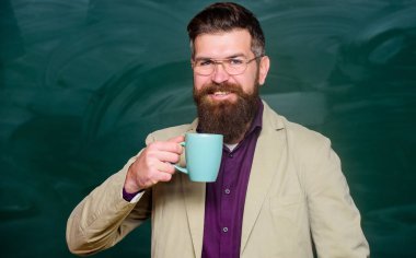 Mutlu sakallı adam okulda çay içer. Ders için hazırım. Olgun öğretmen tahtada. Bilgiye doğru. Günaydın kahve. Okula dönüyorum. Zeki görünüş. Eğitim ve okul kavramı