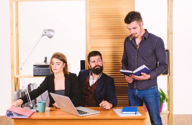 Tam konsantrasyon işte. Ofisteki profesyonel insanlar. Başarılı iş adamları ve kadın iş için bilgisayar kullanarak. Ekip çalışması ve ortaklıkla ilgili iş arkadaşları