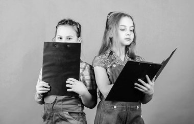 Plana göre. İnşaat mühendisi mimar. Gelecekteki mesleği. Çocuk kızlar yenileme planlıyor. Girişim çocuk kızlar kendi oda yeşil arka plan yenileme sağlar. Çocuk bakımı. Yenileme planı