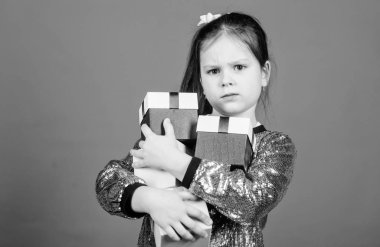 Sadece benim için. Her gün özel şeyler oluyor. Hediye kutuları mavi arka planı olan kız. Kara Cuma. Alışveriş günü. Çocuk bir sürü hediye kutusu taşıyor. Sürpriz hediye kutusu. Doğum günü dileği listesi. Mutluluk dünyası