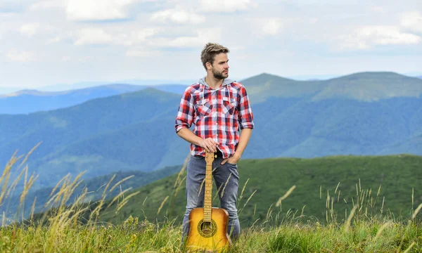 Drift into the Music (en inglés). moda hipster. camping occidental y senderismo. feliz y libre. vaquero con guitarrista acústico. canción de música country. sexy hombre con guitarra en camisa a cuadros —  Fotos de Stock