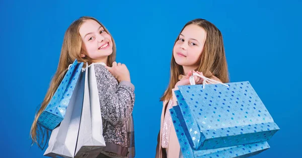 Niños boutique de moda. Comprando sus sueños. Niños felices en la tienda con bolsas. Comprar es la mejor terapia. Día de compras felicidad. Hermanas de compras juntas. Compra ropa. Comprador adicto a la moda —  Fotos de Stock