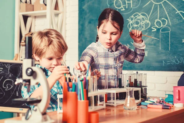 School club. Explaining chemistry to kid. Fascinating chemical reaction. Teacher and pupils with test tubes in classroom. Interesting school classes. School education. School chemistry experiment — Stock Photo, Image
