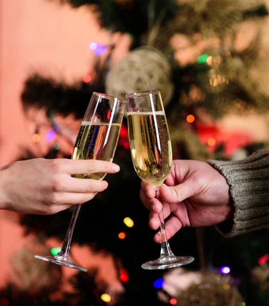 Alcoholdrank. We hebben een leuke tijd. Toast. Een glas champagne. Champagne paar glazen. Glas gevuld mousserende wijn of champagne. Proost concept. Nieuwjaarstraditie. Vrolijk kerstfeest. Bijna middernacht — Stockfoto