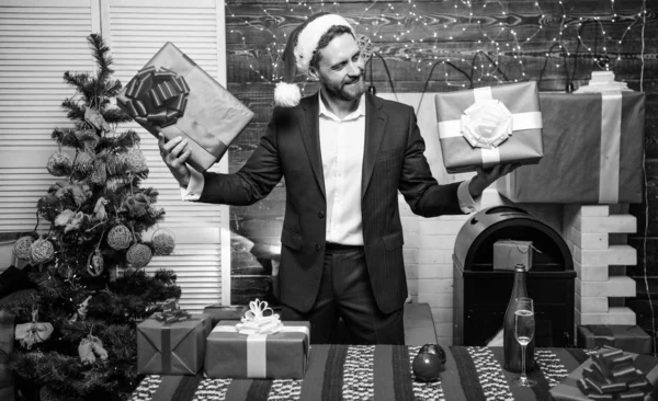 Glück und Freude verbreiten. Großzügigkeit. Geschenke für Kollegen. die mir gehört. Mann bärtigen Geschäftsmann tragen Anzug Weihnachtsmann Hut halten Geschenkboxen. Weihnachtsgeschenke. Mann bereitete Geschenke für alle — Stockfoto