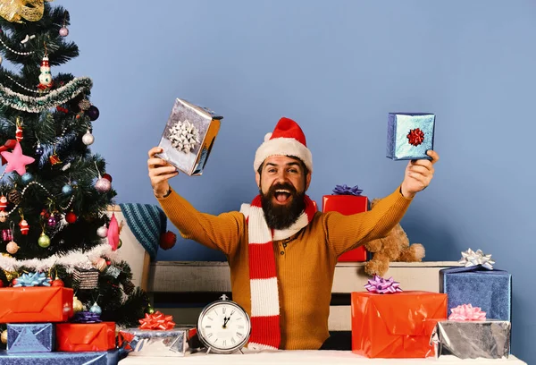 Mann mit Bart und fröhlichem Gesicht feiert den Weihnachtstag. — Stockfoto