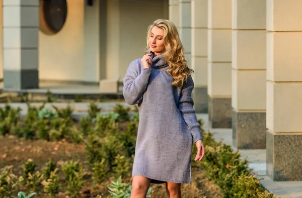 Geniet van zachtheid. Blond meisje make-up gezicht vallen outfit. Breigoed concept. Cashmere wollen trui. Warme oversized trui. Een vrouw draagt een trui. Lange sweatshirt tuniek jurk. Vrije stijl comfortabel — Stockfoto