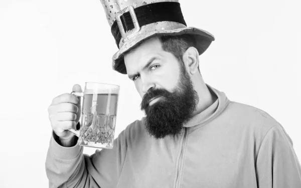 Irish pub. Alkol tüketimi ayrılmaz parçası saint patricks günü. Şerefe kavramı. İrlanda geleneği. Adam acımasız sakallı hippi içki bira bira. Yeşil bira bardağı. Kutlama parçası bira içme — Stok fotoğraf