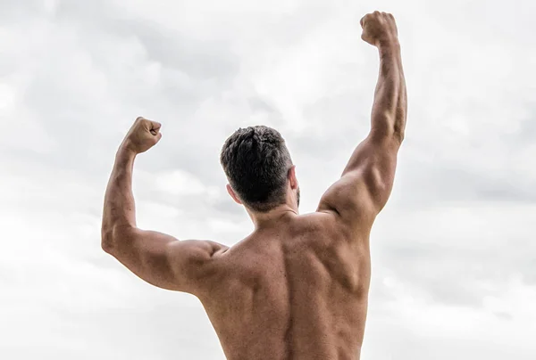 Victoire et succès. Concept champion et vainqueur. Homme célébrant le succès. Body builder fort corps musculaire se sentant puissant et vue arrière supérieure. Réussir. Super forme. Athlète gagnant — Photo