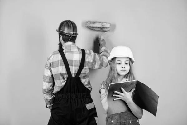 Educación en ingeniería. asistente de trabajador de construcción. un hombre con una niña pequeña. Familia. Industria. Herramientas para reparación. Paternidad. hija y padre reparando juntos en el taller. Tengo algunos problemas. — Foto de Stock