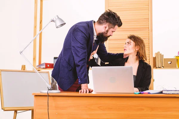 Flertando e sedução. A namoriscar com o colega de trabalho. Uma mulher a namoriscar com um colega de trabalho. Mulher mulher atraente senhora com homem colega. Conceito coletivo de escritório. Flertando no local de trabalho totalmente pouco profissional — Fotografia de Stock