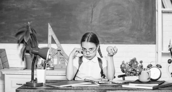 Vegetarian. back to school. Einstein. digital age with modern technology. small girl ready to eat apple. Smart child concept. healthy eating is good. small genius child in classroom. Lunch time — Stock Photo, Image