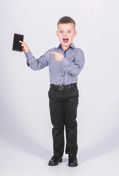 Aparato moderno. Pequeño hombre de negocios. La educación y el desarrollo. Pequeño niño ropa formal teléfono móvil. Lindo chico mantenga el teléfono inteligente. Tecnología móvil. Descarga la aplicación. Comunicación móvil —  Fotos de Stock