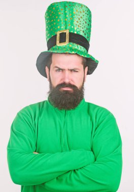 Sakallı ve yeşil. Hipster cüce şapkası ve silah tutmak kostüm geçti. Yeşil giymiş sakallı İrlandalı adam. Sakallı adam Saint patricks günü kutluyor. Mutlu saint patricks günü
