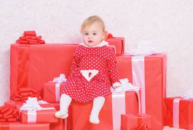 İlk Noel kutlaması. Bebek ilk Noel bir kez ömür boyu olay. Önce bebek sevinci paylaşımı aile ile Noel. Küçük kız bebek hediye kutuları yığını oynamak. Çocuk için ilk hediyeler Noel