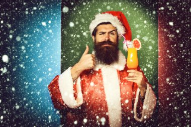 Ciddi sakallı Noel Baba adam.