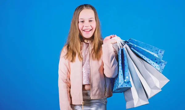 Gelukkig kind in de winkel met zakken. Winkelen dag geluk. Koop kleding. Fashionista verslaafd koper. Fashion boetiek kinderen. Verjaardag meisje winkelen. Winkelen is de beste therapie. Zwarte vrijdag beste deals — Stockfoto