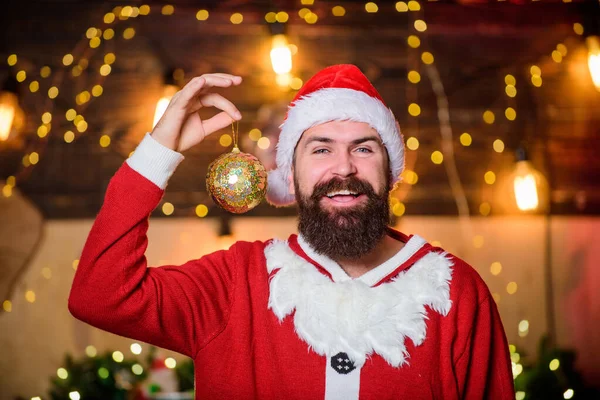 Decoración festiva. Elfo hombre barbudo feliz. decoración del árbol de Navidad de Santa Claus. celebración de invierno. espera regalos de Navidad. Feliz navidad. Hombre Santa Sombrero. regalos de año nuevo. decoración de Navidad — Foto de Stock