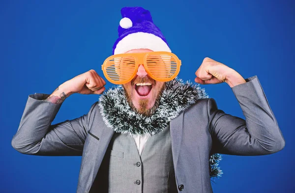 크리스마스 파티 주최입니다. 준비가 반짝이 새 해를 축 하 합니다. 기업 파티 아이디어 직원을 사랑 합니다. 회사 크리스마스 파티입니다. 남자 수염 hipster 산타 모자와 재미 있는 선글라스를 착용 — 스톡 사진