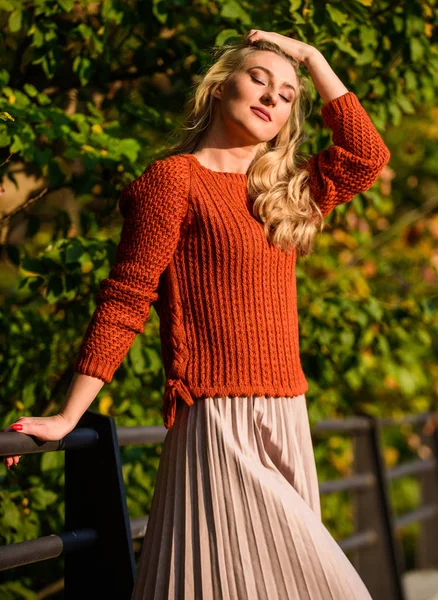 Modische Kleidung. Mädchen wunderschöne Blondine. Weiblichkeit und Zartheit. Stilvolles Outfit im Herbst. Herbstmode. Entzückende Dame genießt sonnigen Herbst. Frau geht im Herbstpark spazieren. Trends bei Faltenrock — Stockfoto