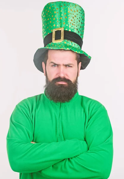 Γενειοφόρος και πράσινο. Διέσχισε το hipster στο leprechaun καπέλο και κοστούμι κρατώντας όπλα. Ιρλανδική άντρα με γένια, φορώντας πράσινα. Γενειοφόρος άνδρας τον εορτασμό ημέρα του Αγίου Πατρικίου. Ευτυχισμένος Αγίου patricks ημέρα — Φωτογραφία Αρχείου