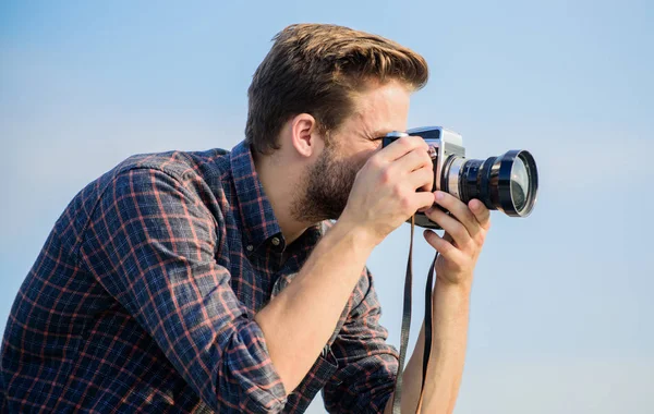 Reporter taking photo. Hipster photographer. Blogger shooting vlog. Guy outdoors blue sky background. Handsome blogger guy traveler retro camera. Manual settings. Travel blogger. Vintage equipment — Stock Photo, Image