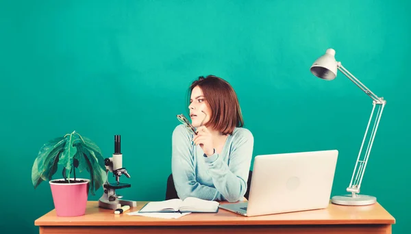 Onderwijsconcept. Studentenleven. Middelbare schoolonderwijs. Start carrière van de docent. Online Verre klassen. Ontwikkeling van nieuw project. Meisje mooie aantrekkelijke student met laptop. Moderne student meisje — Stockfoto