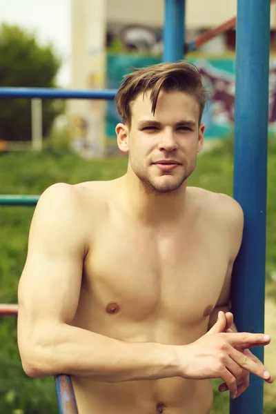 Hombre con cara sonriente, corte de pelo moderno y torso desnudo —  Fotos de Stock