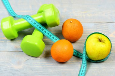 dambıl ağırlığında mezura ve meyve, ev egzersizi konsepti