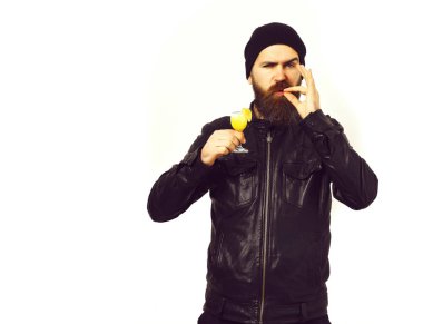 Kafkasyalı vahşi hippi elinde alkollü içecek ya da taze kokteyl tutuyor.