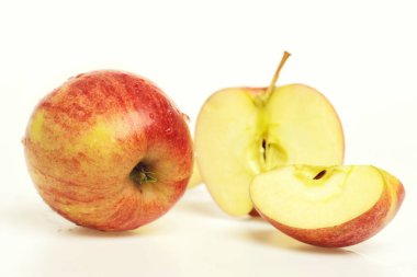 su damla üzerinde beyaz izole Kırmızı elma