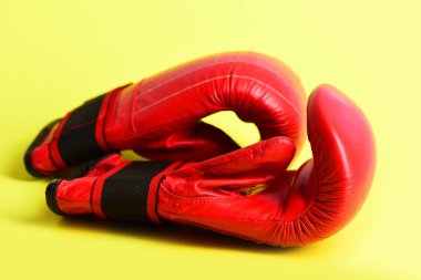 Dövüşten sonra kırmızı renkli boks eldivenleri