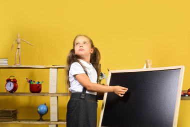 Çocukluk ve çalışma zaman kavramı. Rüya gibi yüz ile kız öğrenci