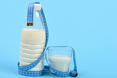 Uygun şekil ve sağlık kavramı. Şişe ve bardak süt