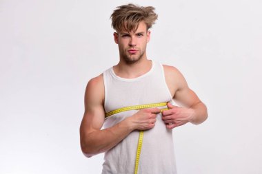 Uzun sarı bant ölçme olan adam. Ölçü ve boyut kavramı