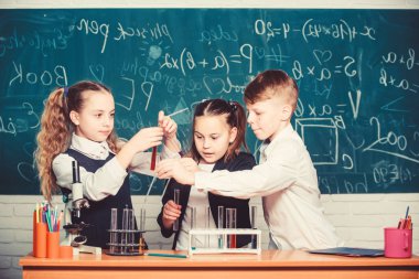 öğrenciler mikroskop la biyoloji deneyleri yaparlar. Kimya mikroskobu. Laboratuvar mikroskobu. çocuk günü. Okul laboratuvarında kimya öğrenen küçük çocuklar. Laboratuvardaki küçük çocuklar. Ölümcül ve tehlikeli